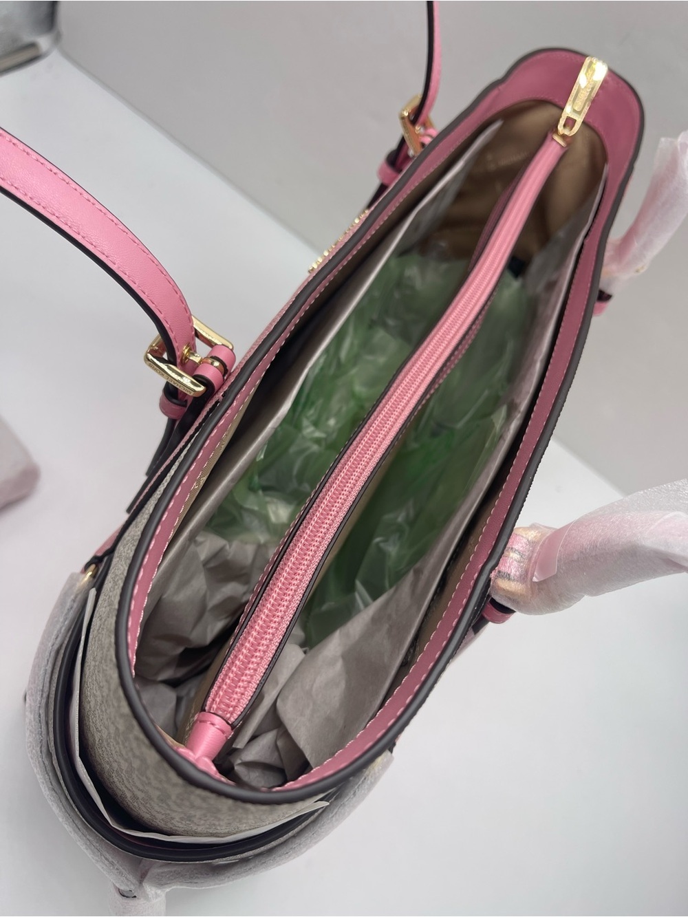 MICHAEL KORS Voyager Lg Color-Block Signature Logo Top Zip EW Shoulder Tote
NWT - Picture 9 of 16